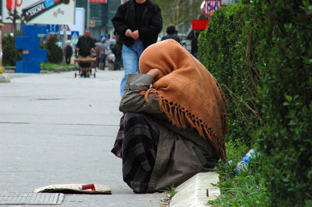2010-04-17_BettlerinInPristina_ArianSelmani_Wikipedia