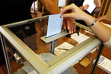 2015-03-24_WahlurneFrankreich_Wikipedia