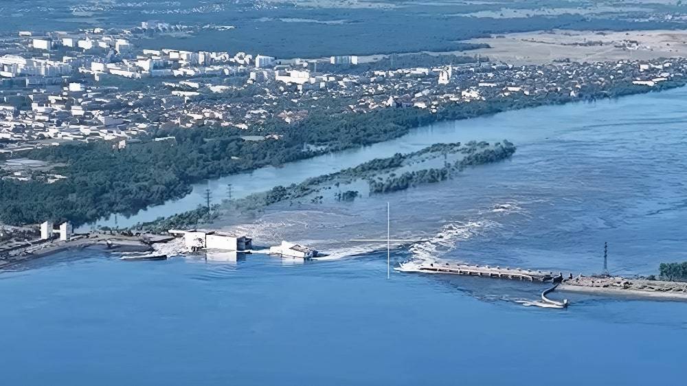 zerstörter Damm und Wasserkraftwerk in Nowaja Kachowkaja, Dnepr, Ukraine; Reporter; 06.06.2023; https://en.topcor.ru/35919-kakimi-mogut-byt-posledstvija-unichtozhenija-vsu-plotiny-kahovskoj-gjes.html